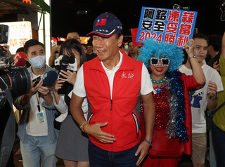 朱邀柯喝咖啡被邊緣化？郭台銘：我只跟候選人喝