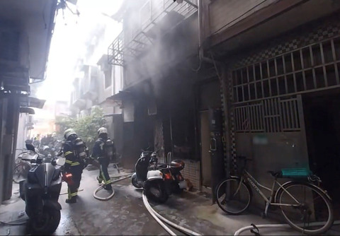 北市萬華巷弄民宅火災釀1死 警消撲滅火勢