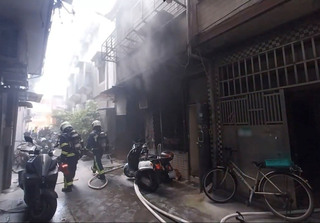 北市萬華巷弄民宅火災釀1死 警消撲滅火勢