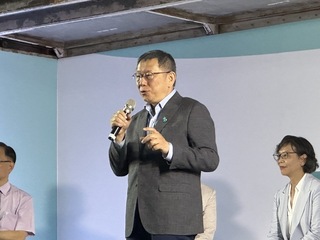 台中雨中廟口開講  柯文哲：常忘了侯友宜的存在