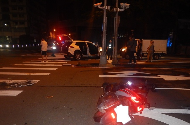 台中多元計程車疑闖紅燈 撞飛騎機車外送員命危 | 華視新聞