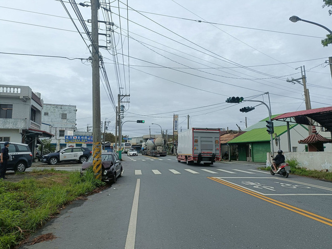 花蓮75歲婦開車起動不久自撞電線桿 傷重不治 | 華視新聞