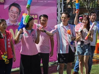 新北桃園3綠營立委共辦夏日派對 拿水槍同樂消暑
