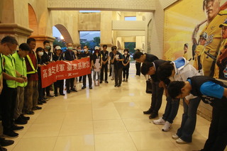 風災後高雄支援復建5天 饒慶鈴率團隊鞠躬致謝