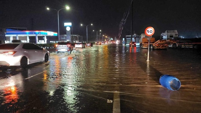 嘉義地區多處積水 中埔多輛車拋錨駕駛受困 | 華視新聞