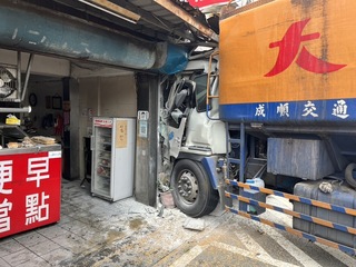 竹縣貨車失控衝撞民宅卡住  一旁餐飲店客人驚嚇