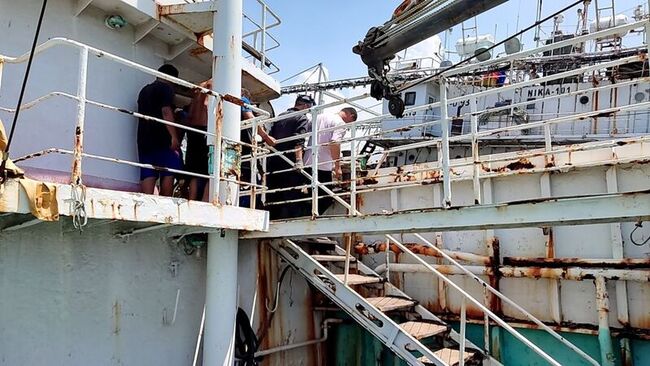 旗津船隻冷媒洩漏艙底氧氣不足 1船員昏迷送醫搶救 | 華視新聞
