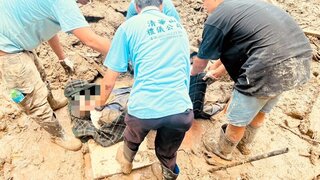 嘉縣土石流掩埋喪宅、遺體 出動機具尋獲延期出殯