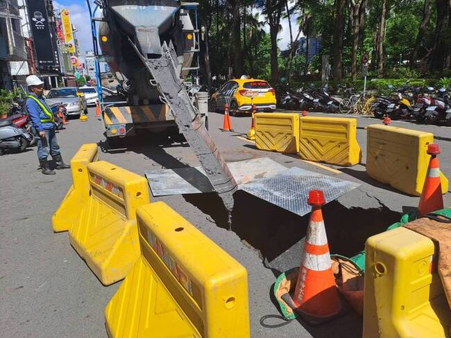 高市廣西路現坑洞 市府搶修預計12日恢復通車 | 華視新聞