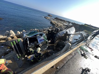 氯化鈣槽車台2線衝落邊坡  駕駛頭顱破裂送醫不治