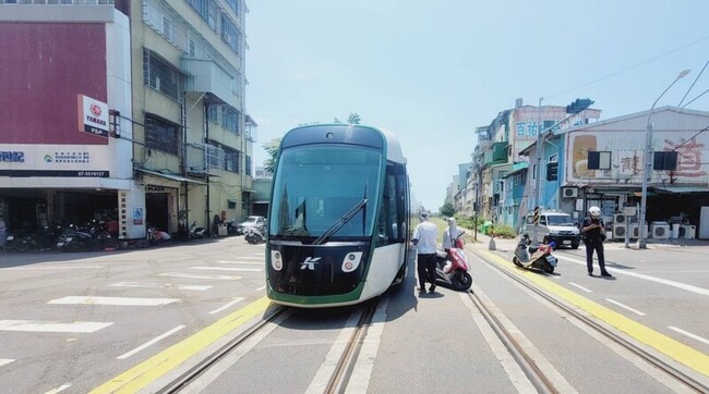 機車疑闖紅燈擦撞高雄輕軌列車 女騎士擦挫傷 | 華視新聞