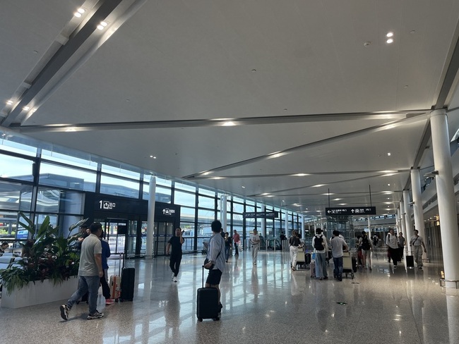 上海機場出入境航班量 8月恢復疫前同期近7成 | 華視新聞