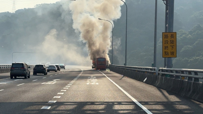 國1高架泰山段大客車火燒車無傷亡 一度回堵9公里 | 華視新聞