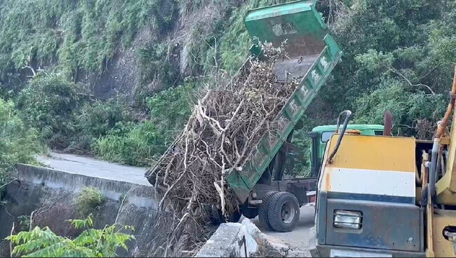 颱風過後復建  台東倒樹丟入溪流環保局將開罰 | 華視新聞