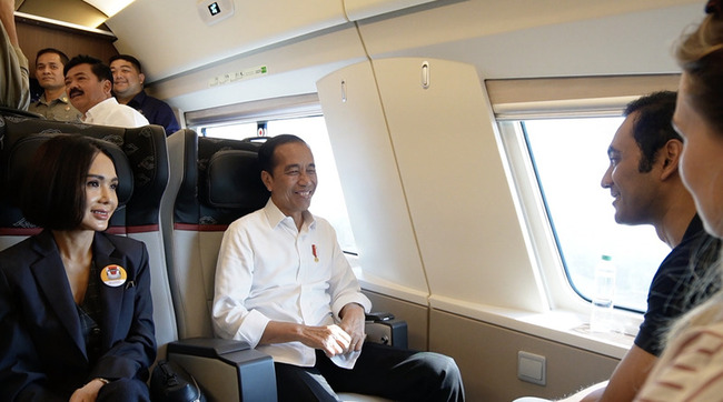 佐科威試乘雅萬高鐵  稱讚時速達350公里仍平穩 | 華視新聞