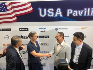 侯友宜參訪國防展 孫曉雅當面祝福訪美平安順利