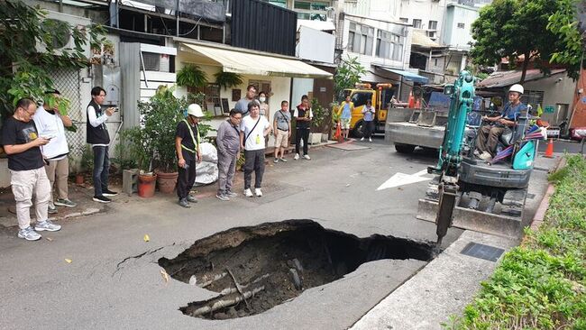 北市道路又現天坑  赤峰街塌出2公尺長大洞 | 華視新聞