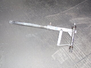 國1高雄段掉落機件害8車爆胎  警追肇事車主