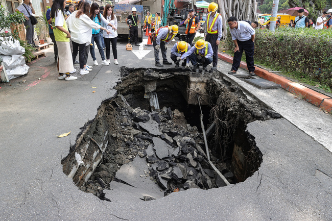 赤峰街出現坑洞疑管線穿破水溝壁 北市查原因 | 華視新聞