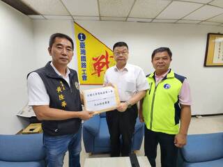 台鐵逾99%駕駛表態中秋國慶不加班  連署書送出