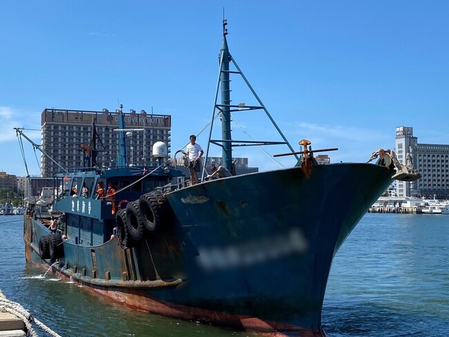 中國漁船越界作業  澎湖海巡查扣人船 | 華視新聞