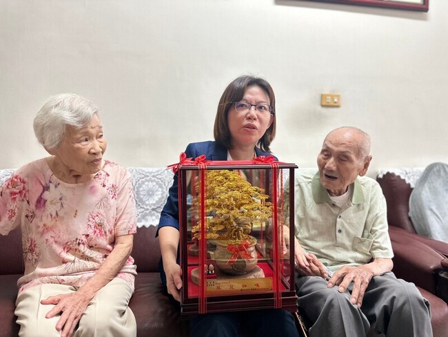 屏東市老夫妻共194歲  結婚80年喜迎橡樹婚 | 華視新聞