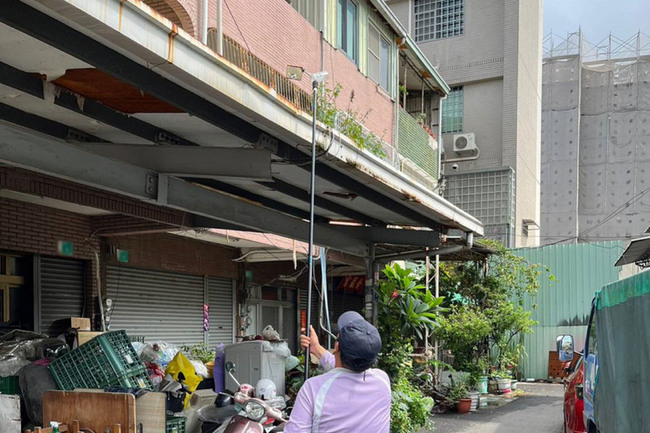 稽查常見天溝成登革熱孳生源  南市府建議雨遮取代 | 華視新聞