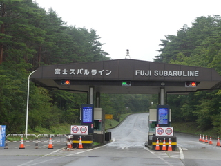 解決富士山觀光公害 擬強制收入山費、建登山鐵道