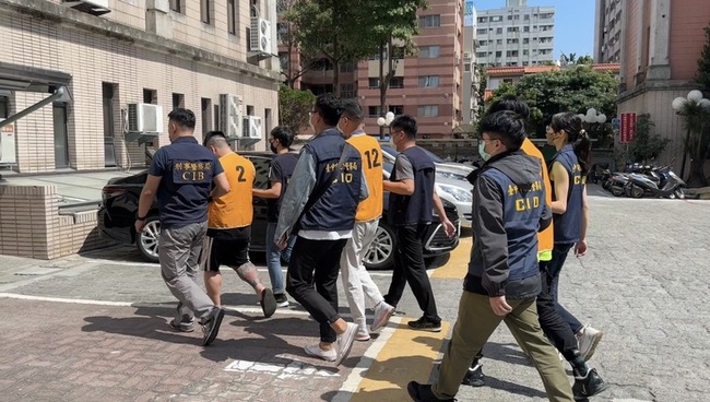 洗錢集團假檢警真詐騙 匯集3幫派成員21人被逮送辦 | 華視新聞