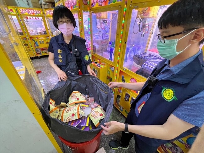 娃娃機夾到過期食品 高市開罰至少6萬元 | 華視新聞