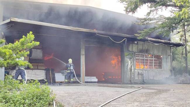 苗縣頭屋工廠火警竄濃煙  員工緊急逃生 | 華視新聞