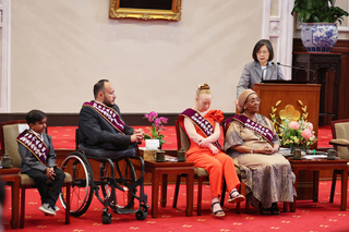 總統接見熱愛生命獎章得主 盼傳遞愛到世界各角落