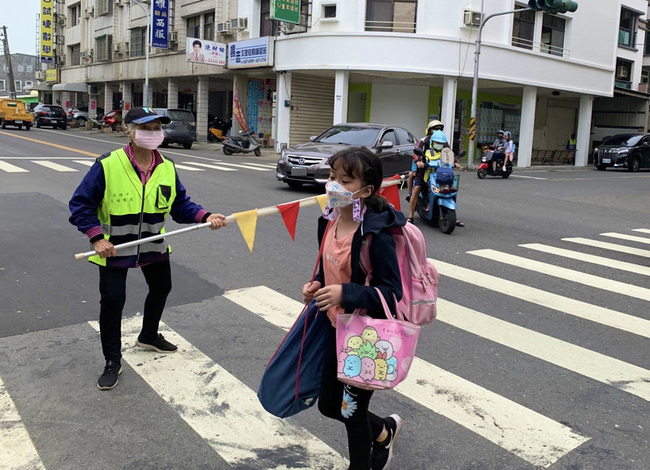 高雄導護阿嬤堅守崗位20年 獲教育芬芳錄表揚 | 華視新聞