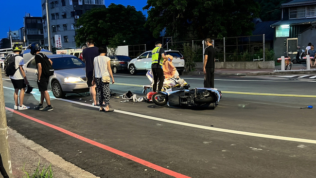 大一新生騎機車過彎不慎自摔  撞對向車險遭輾 | 華視新聞