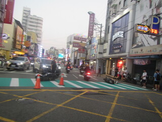 台中女騎士減速停讓行人 後方機車煞不住撞成一團