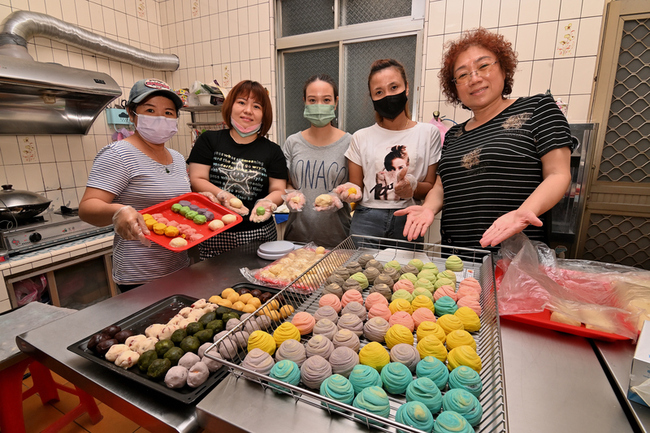 台東新住民媽媽化故鄉情為彩虹酥 中秋分送弱勢團體 | 華視新聞