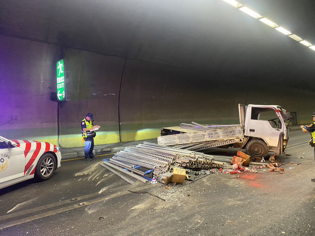 台76線八卦山隧道車禍鋼條散落  一度暫時封閉 | 華視新聞