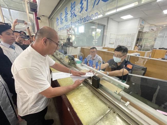 民眾黨雲林縣黨部遭指染黑  前執行長王新堯提告 | 華視新聞