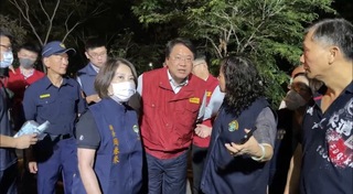 屏東工廠大火4消防員殉職 林右昌：入火場發生爆炸