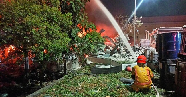 屏東爆炸4消防員殉職6受困 火光不斷持續射水降溫 | 華視新聞