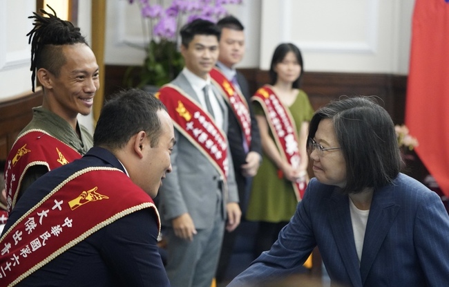 總統接見十大傑出青年 祝林昀儒亞運創佳績 | 華視新聞