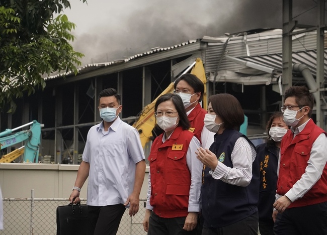 明揚工廠大火消防員殉職 總統南下慰問擁抱家屬 | 華視新聞