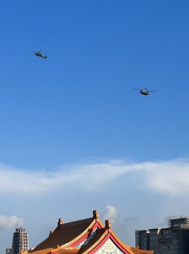 國慶半兵力預演 直升機懸巨幅國旗通過總統府上空 | 華視新聞