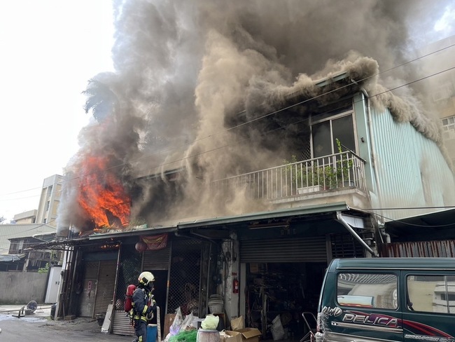 台中鐵皮住宅火警 鄰近二中師生緊急疏散 | 華視新聞