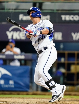 高國輝生日開轟率悍將搶勝 獲MVP球迷高唱紅蜻蜓