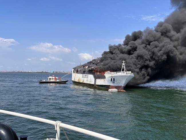 高雄外海火燒船 11人全數獲救 | 華視新聞