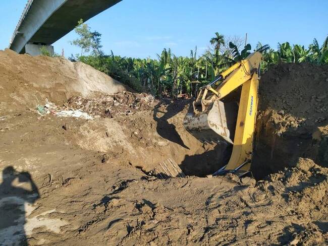 高雄挖土機清晨滑落土坑 35歲男被壓埋救出已身亡 | 華視新聞