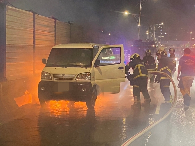 北市新生高架道路廂型車起火釀濃煙 無傷火勢滅 | 華視新聞