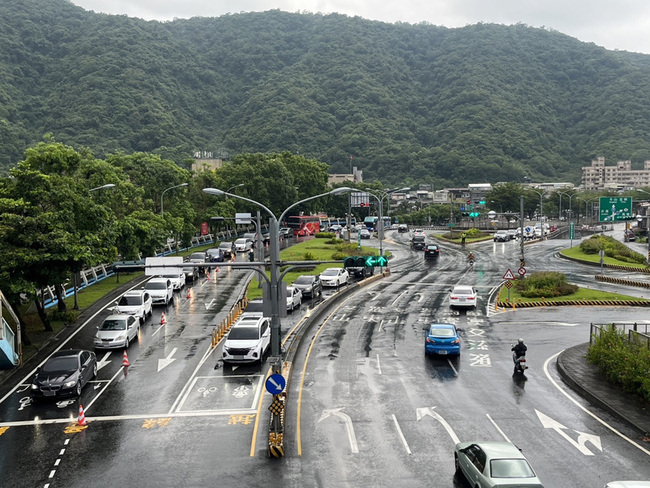 中秋連假首日 蘇花改南下清晨起湧現車潮 | 華視新聞