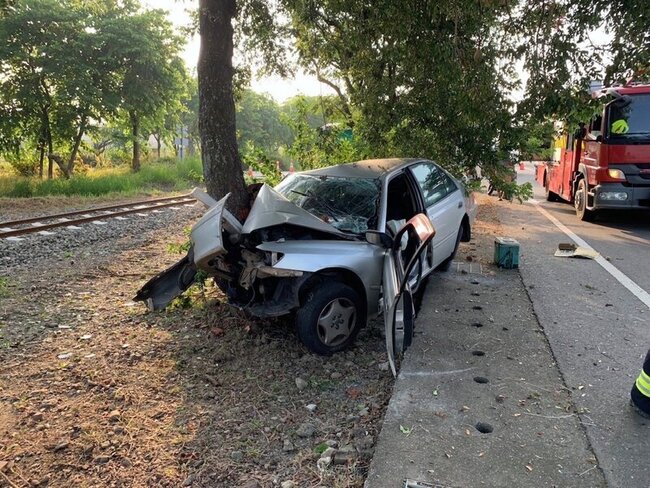 嘉縣男子疑超車不慎自撞路樹  送醫不治 | 華視新聞